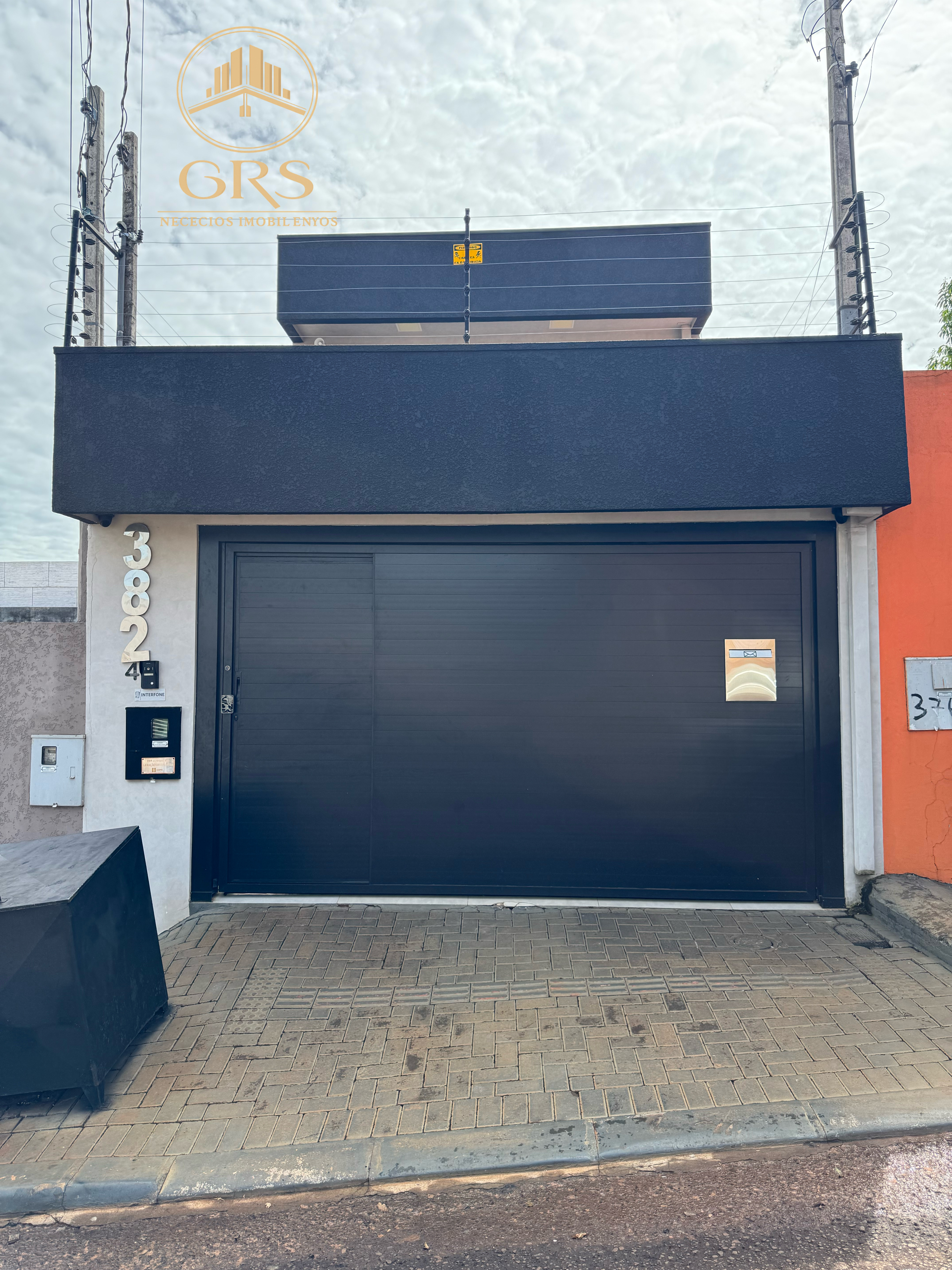 Sobrado 2 suite 1 quarto 4 banheiros 2 vagas garagens